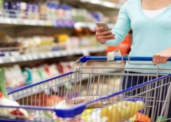 Consumidor mexicano realizando compras en tienda