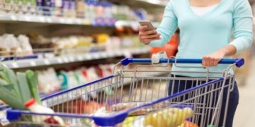 Consumidor mexicano realizando compras en tienda