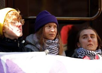 Policía retira a Greta Thunberg y a otros activistas que bloqueaban el Parlamento sueco