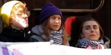 Policía retira a Greta Thunberg y a otros activistas que bloqueaban el Parlamento sueco