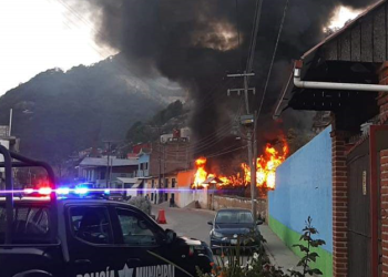 Fuego arrasa vivienda donde guardaban huachicol en Hidalgo