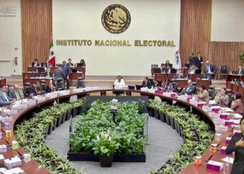 Encontronazo en el INE porque no hay regulación de las granjas de bots