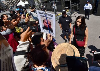 Julieta Venegas se reúne con familiares de desaparecidos previo a concierto en el Zócalo