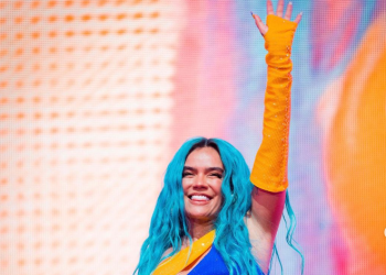 Avión de Karol G realiza aterrizaje de emergencia en Los Ángeles