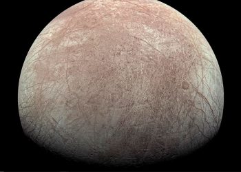 La capa de hielo de la luna Europa tiene al menos 20 kilómetros de espesor