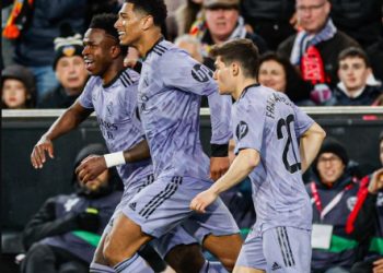 Vinícius evita con un doblete la derrota del Madrid en Mestalla