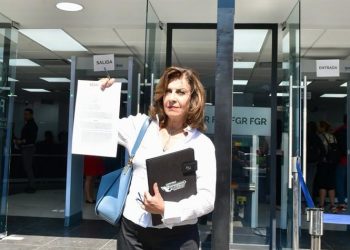 María Elena Pérez-Jaen presenta denuncia penal en contra de Arturo Zaldívar en la FGR