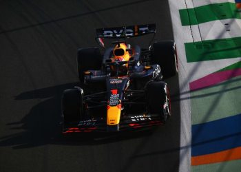 Verstappen por delante de Alonso y ‘Checo’ en el primer libre en Arabia Saudita