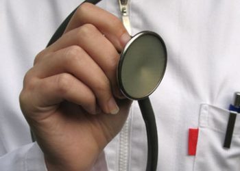 Integrantes del Sindicato Nacional de Trabajadores de Salud marchan en demanda de uniformes y medicamentos