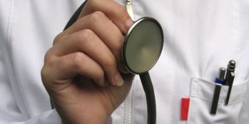 Integrantes del Sindicato Nacional de Trabajadores de Salud marchan en demanda de uniformes y medicamentos