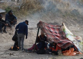 Migrantes acampan en la frontera de México entre el caos generado por la ley SB4 de Texas