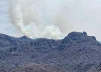 Refuerzan combate de incendio en pueblo mágico de Tlayacapan