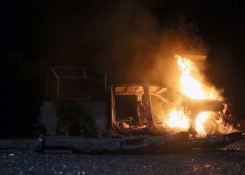 Normalistas de Ayotzinapa queman dos patrullas de la Guardia Nacional