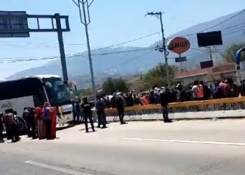 Normalistas bloquean Autopista del Sol