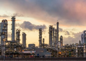López Obrador defiende las refinerías de Pemex ante críticas de los candidatos