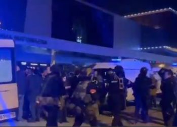 Al menos 40 muertos y 100 heridos en tiroteo en sala de conciertos en Moscú