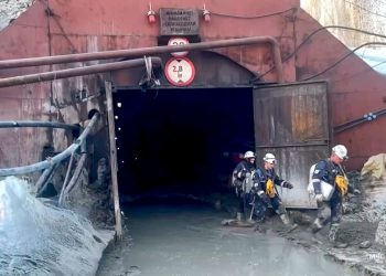 Continúa la misión de rescate de 13 mineros atrapados en una mina de oro en Rusia