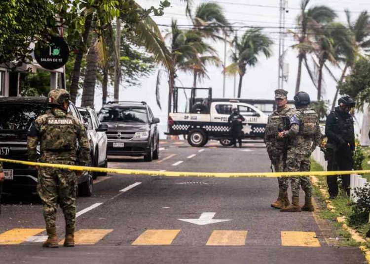 BOCA DEL RIO, VERACRUZ,12DICIEMBRE2023.-  La tarde de este lunes se registró un fuerte operativo policiaco tras el reporte de presuntas
detonaciones por arma de fuego y unapersecución entre civiles y policías sobre el boulevard Manuel Ávila Camacho, ocasionando un cierre vial en dicho punto además una fuerte presencia de autoridades, como La Marina, y Policías Estatales, quienes acordonaron el punto y aseguraron una camioneta Honda color negro. Elementos de la Secretaría de Seguridad Pública activaron el llamado código rojo, y se desplegaron varios elementos en las inmediaciones de toda la zona conurbada.
FOTO: VICTORIA RAZO/CUARTOSCURO.COM