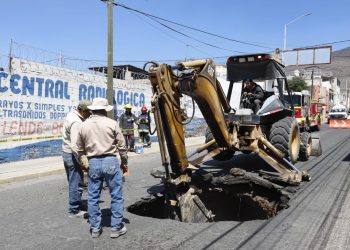 Se abre enorme socavón en céntrica colonia pachuqueña