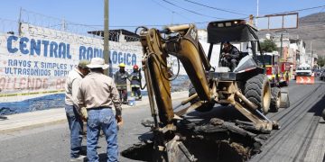 Se abre enorme socavón en céntrica colonia pachuqueña
