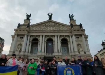 Ucrania recuerda a las víctimas del bombardeo del Teatro de Mariúpol en busca de justicia