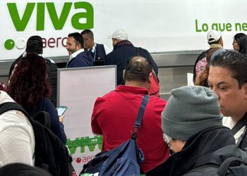 Empleados de VivaAerobus toman instalaciones en Mérida, hay demoras en el AICM
