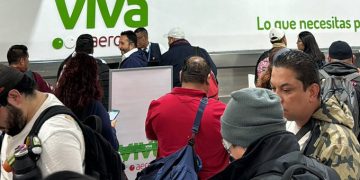 Empleados de VivaAerobus toman instalaciones en Mérida, hay demoras en el AICM