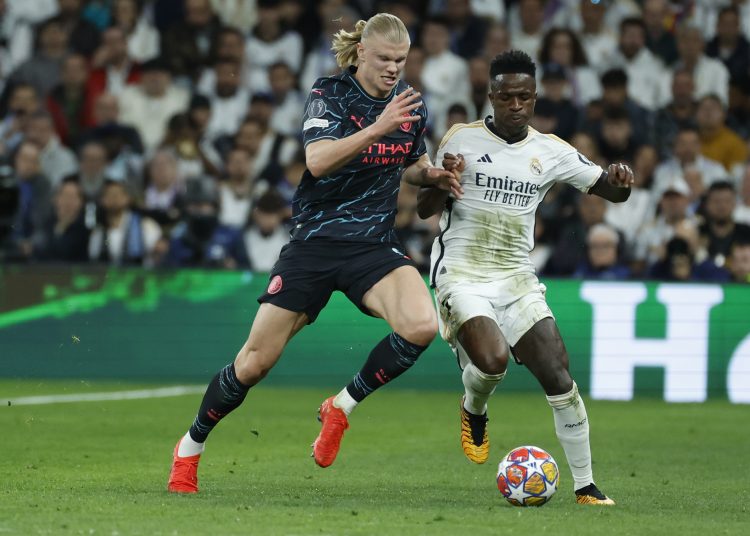 MADRID, 09/04/2024.- El delantero brasileño del Real Madrid, Vinicius Junior (d), disputa el balón ante el delantero noruego del Manchester City, Haaland, durante el encuentro correspondiente a los cuartos de final de la Liga de Campeones que Real Madrid y Manchester City disputan hoy martes en el estadio Santiago Bernabéu, en Madrid. EFE / Juanjo Martín.