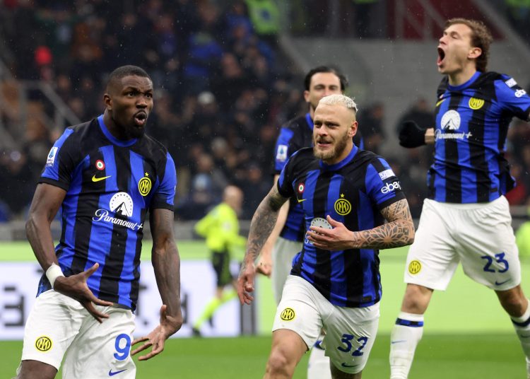 Milan (Italy), 22/04/2024.- Inter Milan'Äôs Marcus Thuram (L) celebrates with his teammates after scoring the 0-2 goal during the Italian Serie A soccer match between AC Milan and FC Inter, in Milan, 22 April 2024. (Italia) EFE/EPA/MATTEO BAZZI