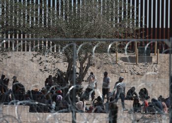 Unos 400 migrantes cruzan por la fuerza a EU desde Ciudad Juárez