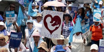 Activistas “provida” marchan en CDMX para pedir respeto a la vida