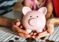 Gobierno propone fortalecer PENSIONISSSTE y crear una Aseguradora Pública para mejorar las pensiones El Gobierno de México propuso fortalecer PENSIONISSSTE y crear una Aseguradora Pública especializada en el pago de pensiones, como parte de una estrategia para avanzar gradualmente hacia principios públicos y solidarios que beneficien a los titulares de las cuentas individuales. La propuesta fue presentada por el director general del ISSSTE, Martí Batres Guadarrama, durante la reunión de este jueves con representantes de la Coordinadora Nacional de Trabajadores de la Educación (CNTE), acompañado por la secretaria de Gobernación, Rosa Icela Rodríguez, y el secretario de Educación Pública, Mario Delgado Carrillo. Gobierno cuestiona efectos de la reforma al ISSSTE de 2007 Mediante un comunicado, Batres Guadarrama explicó que la propuesta parte de un diagnóstico sobre las consecuencias de la reforma a la Ley del ISSSTE de 2007, impulsada durante el gobierno del expresidente Felipe Calderón. Señaló que dicha reforma sustituyó el régimen público, solidario e intergeneracional de pensiones por un sistema de cuentas individuales administradas, en su mayoría, por Administradoras de Fondos para el Retiro (Afores) privadas. PENSIONISSSTE busca consolidarse como alternativa pública El titular del ISSSTE destacó que PENSIONISSSTE, al ser la única Afore 100 por ciento pública del país, puede convertirse en una alternativa viable para mejorar las pensiones de quienes actualmente se encuentran bajo el régimen de cuentas individuales. Indicó que el fortalecimiento de esta institución permitiría ofrecer mejores condiciones para los trabajadores al momento de su retiro. Creación de una Aseguradora Pública, la medida central de la propuesta Además, el Gobierno federal planteó la posibilidad de crear una Aseguradora Pública dedicada exclusivamente a la administración y entrega mensual de pensiones a las personas jubiladas, en coordinación con PENSIONISSSTE. Las autoridades señalaron que esta sería la medida más relevante de la propuesta, debido a que actualmente no existe en México una aseguradora pública especializada en esta función. Mario Delgado reitera compromiso de desaparecer la USICAMM Durante el encuentro, el secretario de Educación Pública, Mario Delgado Carrillo, reiteró el compromiso asumido por la presidenta Claudia Sheinbaum de desaparecer la Unidad del Sistema para la Carrera de las Maestras y los Maestros (USICAMM). Aseguró que este proceso se realizará escuchando la voz del magisterio nacional y atendiendo las necesidades de las escuelas en todo el país. Gobernación llama a evitar afectaciones y condena actos de violencia Por su parte, la secretaria de Gobernación, Rosa Icela Rodríguez, reiteró el respeto del Gobierno federal a la libre manifestación pacífica, al tiempo que hizo un llamado para evitar afectaciones a las niñas y niños que se encuentran concluyendo el ciclo escolar. Asimismo, condenó cualquier acto de violencia y vandalismo. “Venga de donde venga”, expresó la funcionaria. También manifestó su rechazo a las afectaciones a la movilidad en la Ciudad de México y a la obstrucción del libre tránsito de comerciantes, trabajadores y visitantes del Centro Histórico derivada de los bloqueos. Gobierno asegura que no habrá represión Finalmente, la Secretaría de Gobernación subrayó que la administración federal mantiene una política de respeto a los derechos humanos. “Este gobierno no reprime, no amenaza y se manifiesta por el respeto a los derechos humanos”, puntualizó la dependencia.