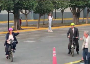 El debate presidencial está por iniciar; Xóchitl Gálvez llegó al INE en bicicleta eléctrica