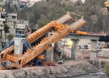Vecinos de Álvaro Obregón piden se revisen sus casas tras desplome de una grúa del Tren El Insurgente