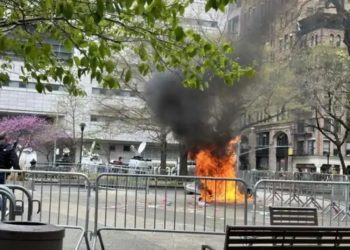 Un hombre se prende fuego a las afueras del tribunal que juzga a Trump