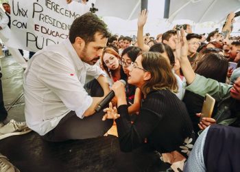 Entre abucheos y pancartas corren a Máynez de la UAM Xochimilco