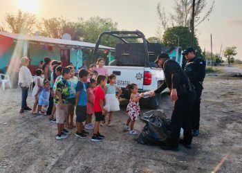 Policías de Tamaulipas regalan juguetes en comunidades rurales