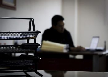 Gobierno del Edomex destituye a servidor público por modificación de datos contenidos en documentos oficiales
