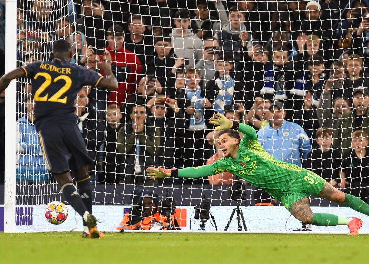 Manchester (United Kingdom), 17/04/2024.- Antonio Ruediger of Real Madrid scores the winning penalty in the penalty shoot-out against Manchester City goalkeeper Ederson during the UEFA Champions League quarter final, 2nd leg match between Manchester City and Real Madrid in Manchester, Britain, 17 April 2024. (Liga de Campeones, Reino Unido) EFE/EPA/PETER POWELL