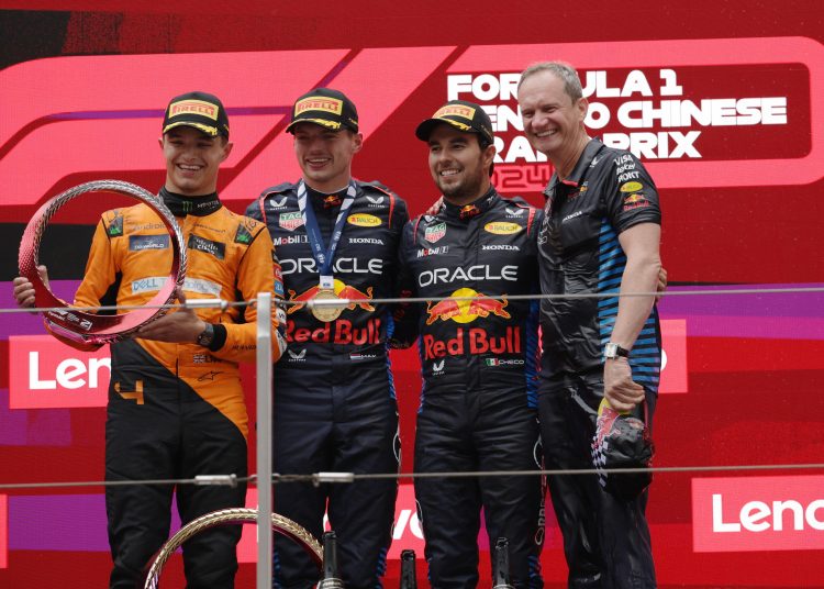 Shanghai (China), 21/04/2024.- First placedd Red Bull Racing driver Max Verstappen of the Netherlands (2-L), second place McLaren driver Lando Norris of Britain (L), third place Red Bull Racing driver Sergio Perez of Mexico (2-R) and Red Bull Racing chief engineer Paul Monaghan pose for a photo on the podium after the Formula One Chinese Grand Prix, in Shanghai, China, 21 April 2024. The 2024 Formula 1 Chinese Grand Prix is held at the Shanghai International Circuit racetrack on 21 April after a five-year hiatus. (Fórmula Uno, Países Bajos; Holanda, Reino Unido) EFE/EPA/ANDRES MARTINEZ CASARES