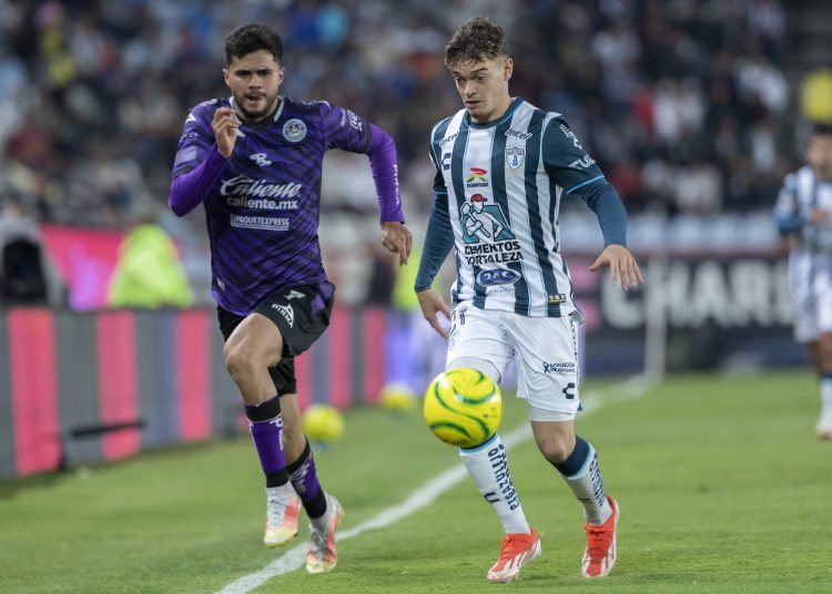 Alan Medina (L) of Mazatlan fights for the ball with Diego Rodriguez (R) of Pachuca  during the 17th round match between Pachuca and Mazatlan FC as part of the Torneo Clausura 2024 Liga BBVA MX at Hidalgo Stadium on April 27, 2024 in Pachuca, Hidalgo, Mexico.