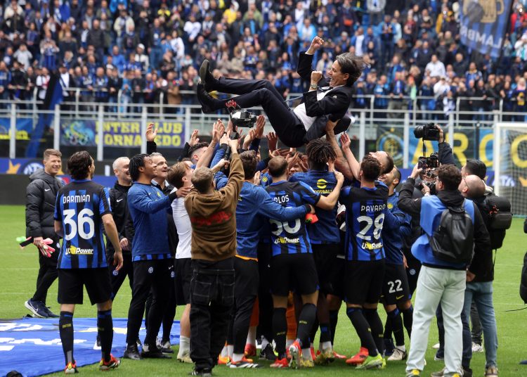 Milan (Italy), 28/04/2024.- Fc Inter'Äôs players celebrate at the end of the Italian serie A soccer match between Fc Inter and Torino at Giuseppe Meazza stadium in Milan, Italy, 28 April 2024. (Italia) EFE/EPA/MATTEO BAZZI
