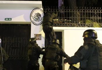 Policías irrumpen en la embajada de México en Quito