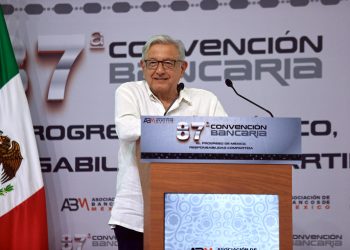 López Obrador presenta “los otros datos” en la clausura de su última Convención Bancaria