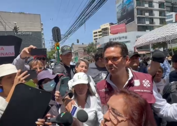 Vecinos cierran nuevamente Insurgentes por agua contaminada