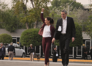 Al grito de “presidenta, presidenta”, Claudia Sheinbaum ingresó al set para el debate