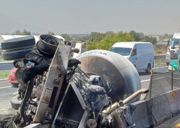 Volcadura de revolvedora en Circuito Exterior Mexiquense provoca cierre de vialidad en Tultepec