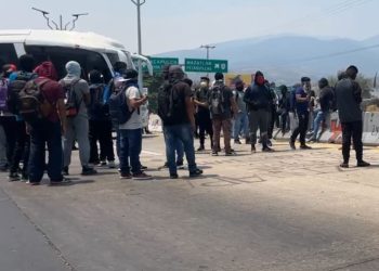 Estudiantes de Ayotzinapa bloquean bulevar Vicente Guerrero