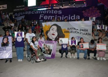 Activistas se manifiestan en pleno concierto de la FNSM en Aguascalientes