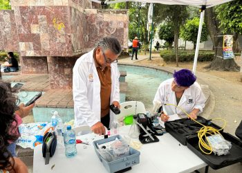 Personal del SACMEX analiza agua de vecinos de la BJ